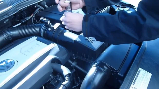 Замена воздушного фильтра Пассат СС