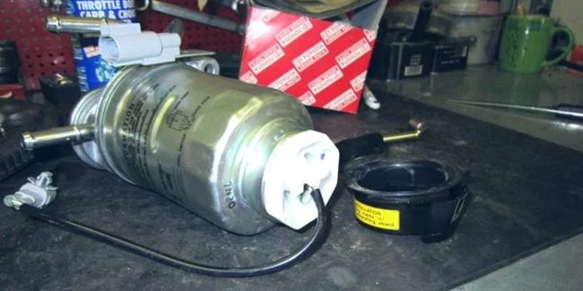 снятие хомута датчика воды в топливном фильтре Прадо 150 дизель