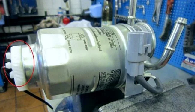 датчик воды в топливном фильтре Тойота Прадо