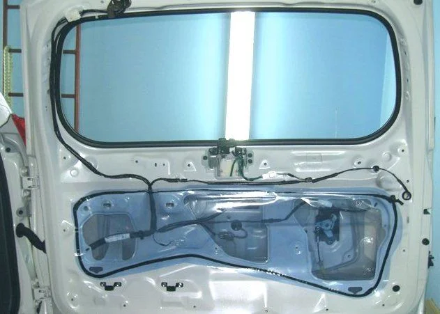 Демонтаж обшивки дверцы багажника Toyota Land Cruiser Prado 150