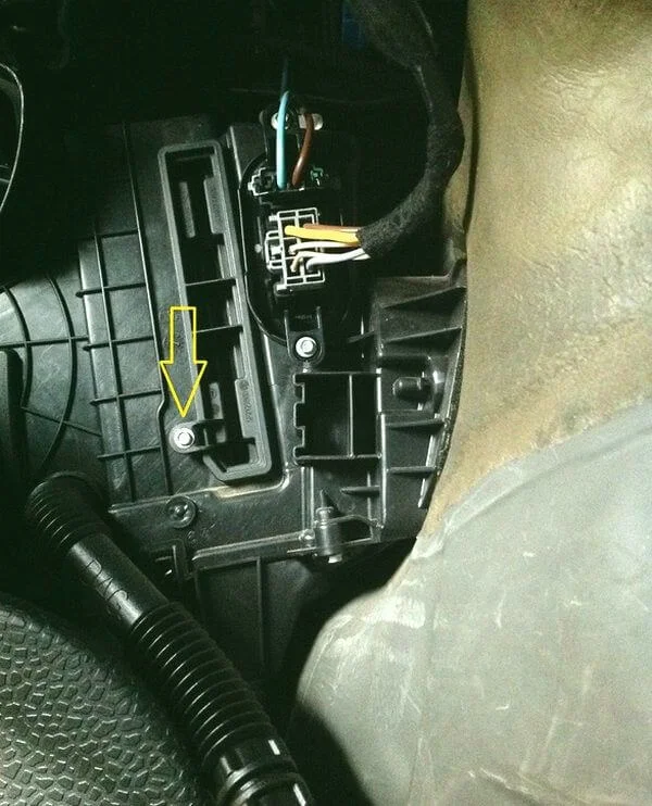 Место установки салонного фильтра Рено Мастер 3