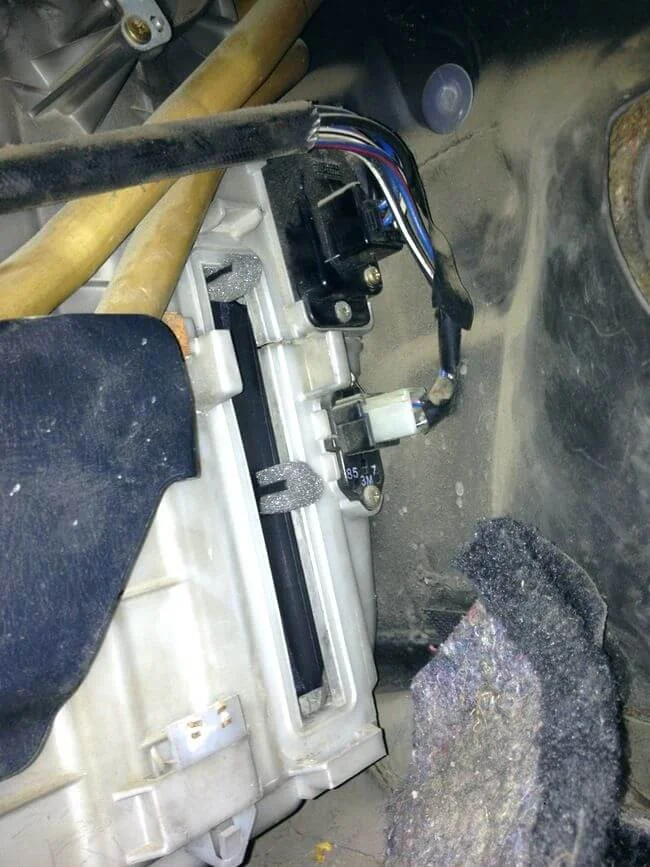 Как поменять салонный фильтр на Корона Премио