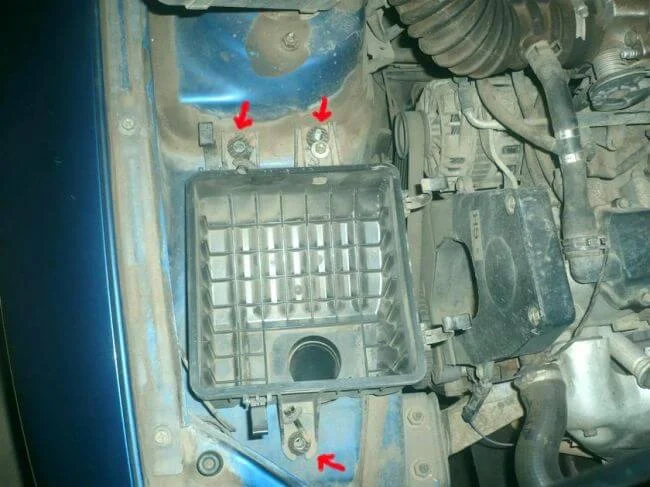 снятие корпуса воздушного фильтра двигателя