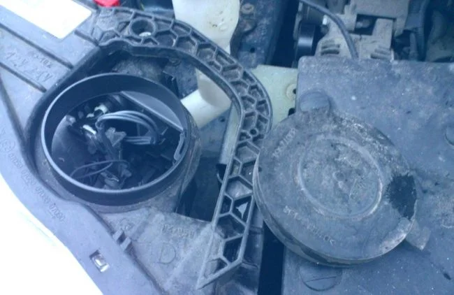 Как поменять лампу переднего габарита Ситроен С5 2-го поколения