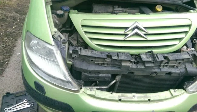 Снятие решетки радиатора Ситроен С3