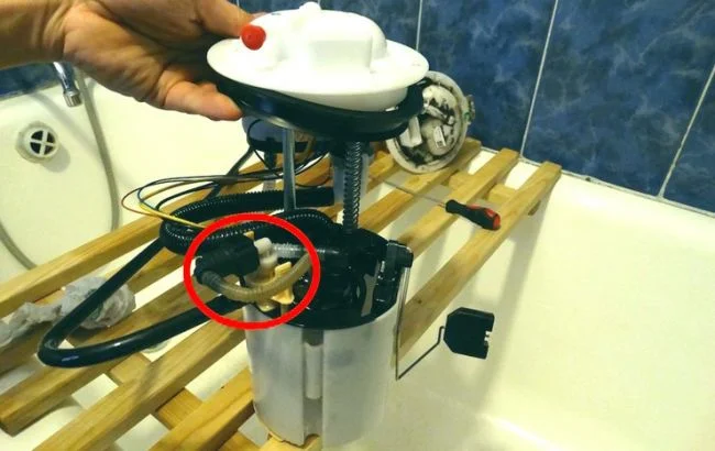 Замена топливного фильтра Пассат СС