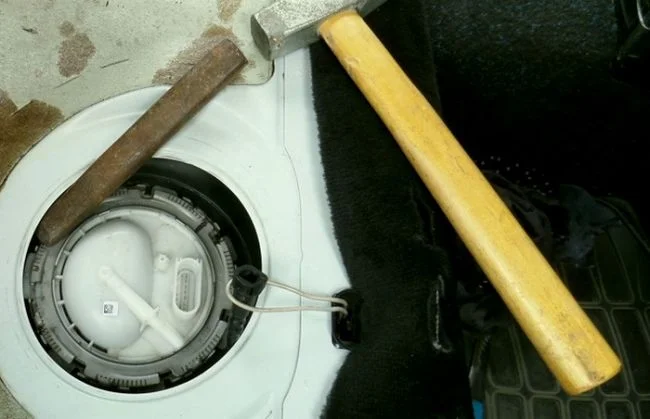 инструмент чтобы открыть кольцо топливной станции VW Passat CC