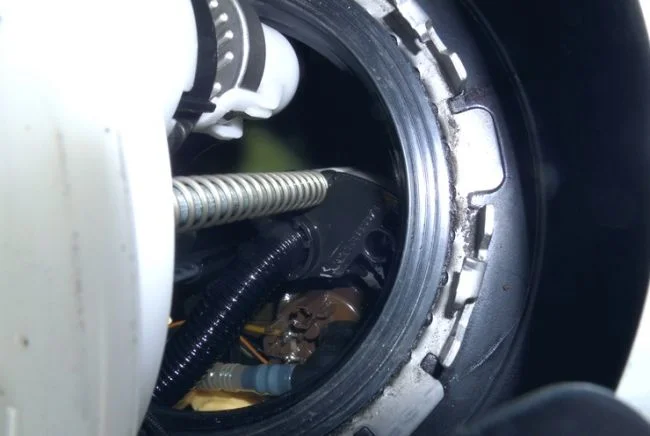 Извлекаем топливный насос из бака Пассат СС 1.8 TSI