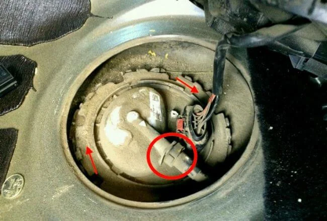 как вынуть топливный насос в сборе