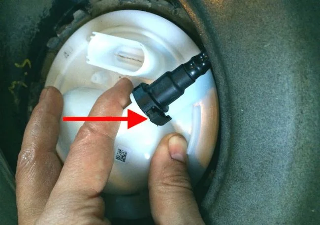 как отсоединить топливный шланг бензонасоса Passat CC