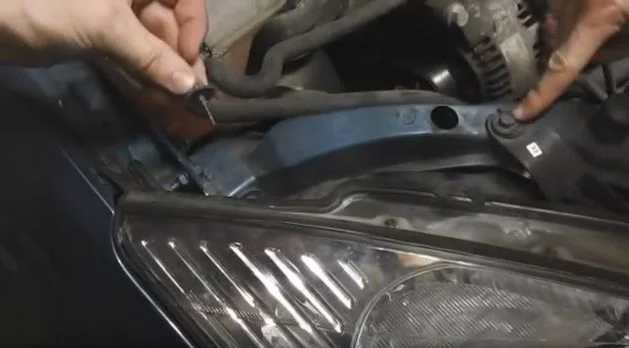 Верхнее крепление передней блок-фары Фокус 1 Крепление передней блок-фары Фокус 1