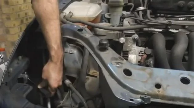 Откручиваем болты крепления переднего бампера Форд Фокус 1 Болты крепления переднего бампера Форд Фокус 1