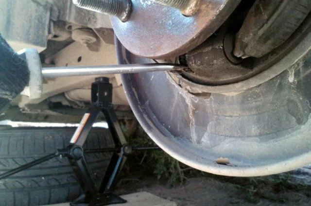 Как подтянуть колодки ручного тормоза Актион