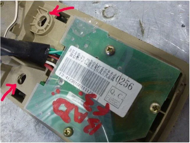 отверстия в плафоне.