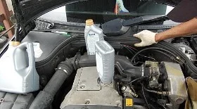 Замена масла в двигателе Мерседес W202