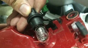 Замена задних ламп в фарах Audi A4