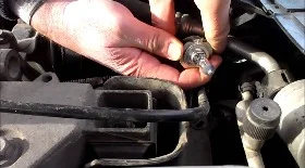 Замена ксеноновой лампы ближнего света на Renault Espace 4