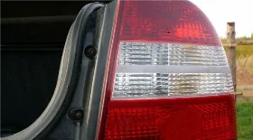 Замена ламп в задних фарах Kia Rio II