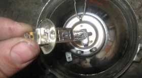 Замена лампы ближнего света в фаре ВАЗ 2106