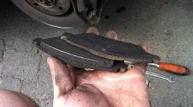 Замена передних тормозных колодок и дисков на Citroen Twingo