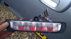 Замена стоп-сигнала на задней двери Mitsubishi L200