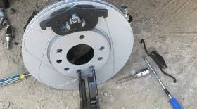 Замена передних тормозных колодок на Opel Vectra C