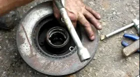 Операция отделения тормозного диска от ступицы