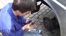 Замена тормозных колодок на VW Transporter T4