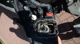 Как заменить лампочки ближнего света на Toyota Auris