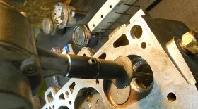 Притирка клапанов с помощью специального приспособления АТА-1401