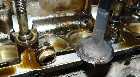 Неисправности возникающие при износе маслоотражающих колпачков