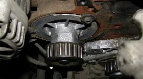 Замена натяжного ролика, помпы и ремня ГРМ на машине Lanos / Sens