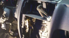 Демонтаж центрального тонеля для замены лампочек подсветки кнопок обогрева сидений Hyundai Getz 