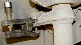 Отсоединение наконечника рулевой тяги на Daewoo Lanos