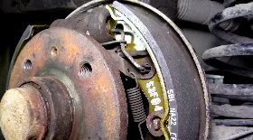 Замена задних тормозных колодок на Daewoo Lanos