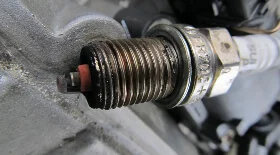 Замена свечей зажигания на двигателе DOHC 2,0L Kia Sportage NB