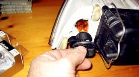 Замена лампочки в переднем указателе поворота Skoda Octavia