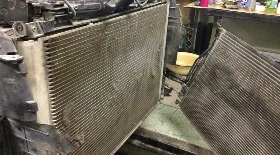 Снятие радиатора охлаждения двигателя на Audi A8 4.2L