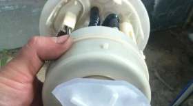 Замена топливного фильтра на Peugeot 307