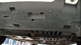 Снятие нижней защиты моторного отсека Citroen C4 для замены ламп противотуманных фар