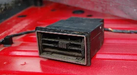 Удаление боковых воздуховодов на ВАЗ 2107