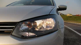 Замена ламп головного света в фаре Volkswagen Polo sedan