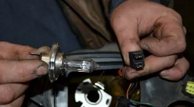 Замена лампы ближнего света на Volvo V 50