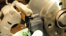 Замена тормозных колодок на Peugeot 307