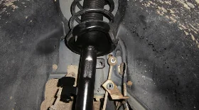 Замена - снятие передних амортизаторов на Ford Focus 2