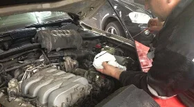 Процесс замены масла в двигателе Audi Q7 4.2