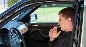 Как с помощью хозяйственного мыла устранить запах бензина в салоне