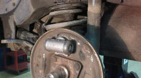 Снятие рабочего тормозного цилиндра на Daewoo Lanos