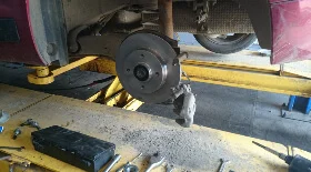 Замена заднего тормозного диска и колодок на Citroen C4