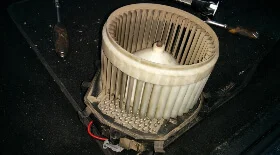 Замена мотора отопителя салона на Citroen C4